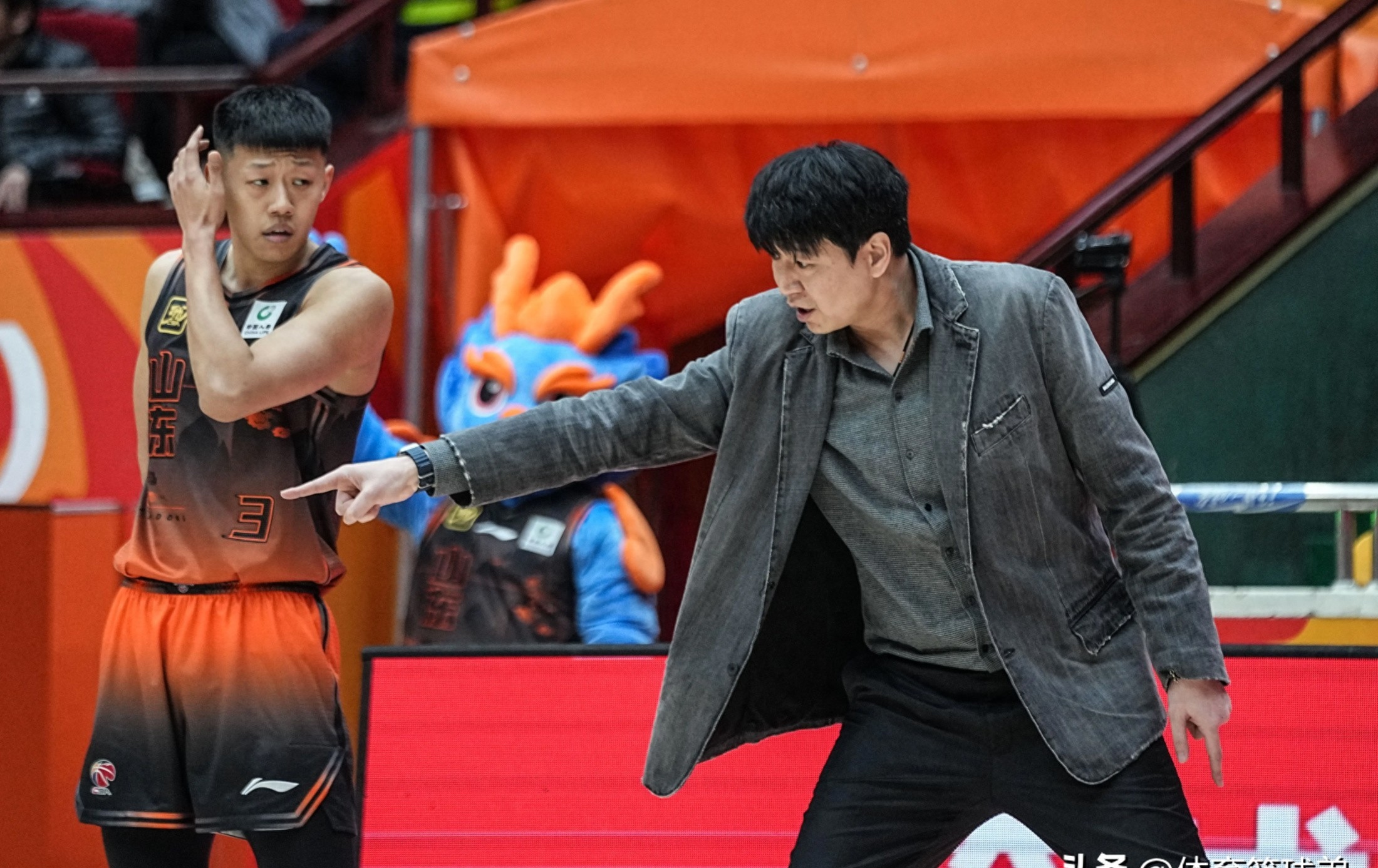 强强对决！顶级球队启程争夺殊荣的简单介绍