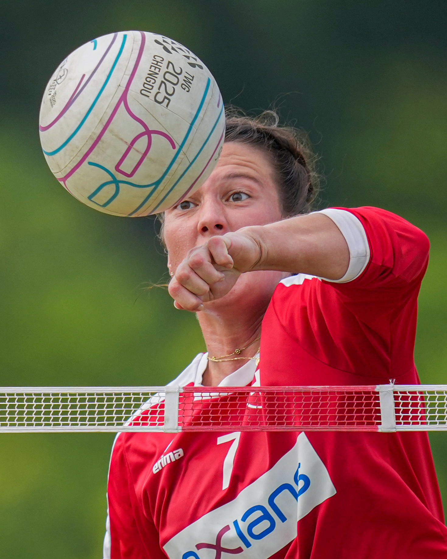女子体操比赛中，巴西选手表现出色，笑容满面的简单介绍