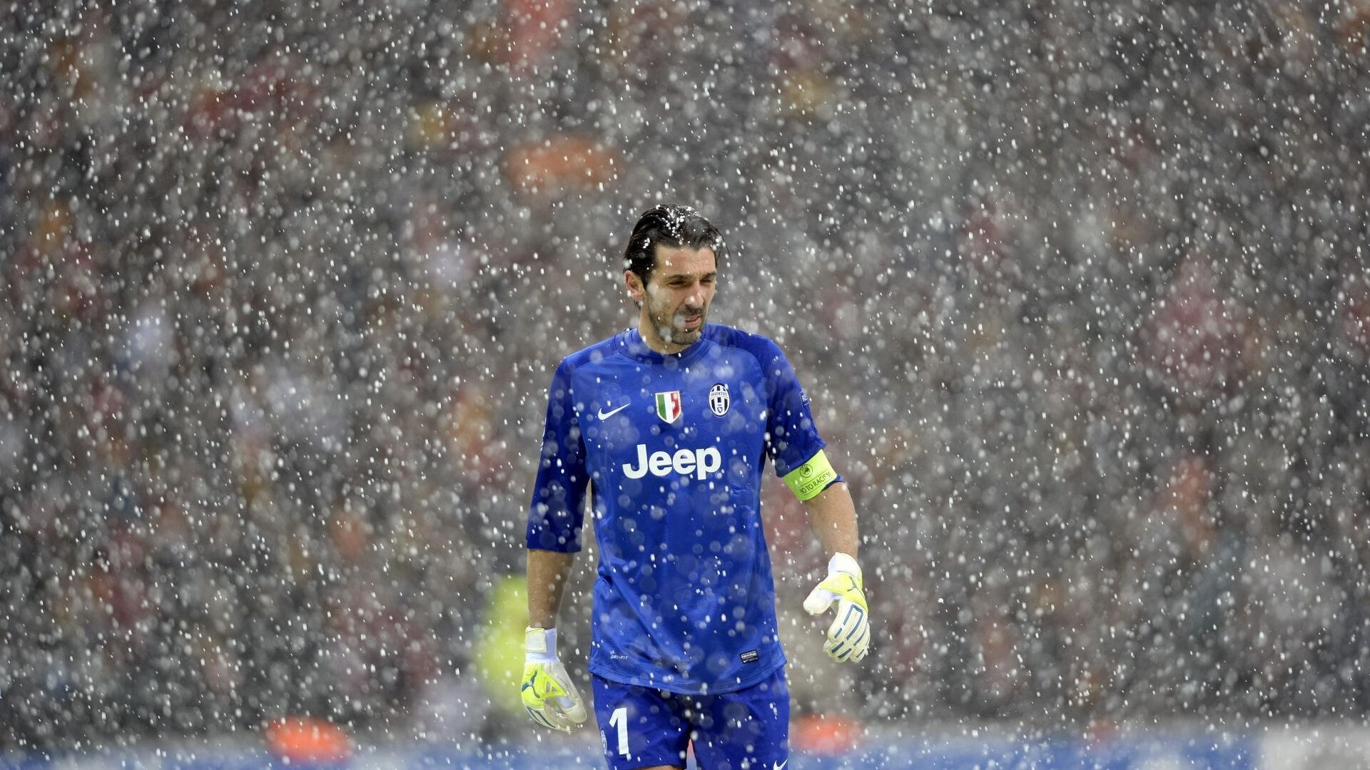 欧冠淘汰赛焦点战，老鹰战术风暴击溃雷霆，唯一性胜利诠释现代足球哲学