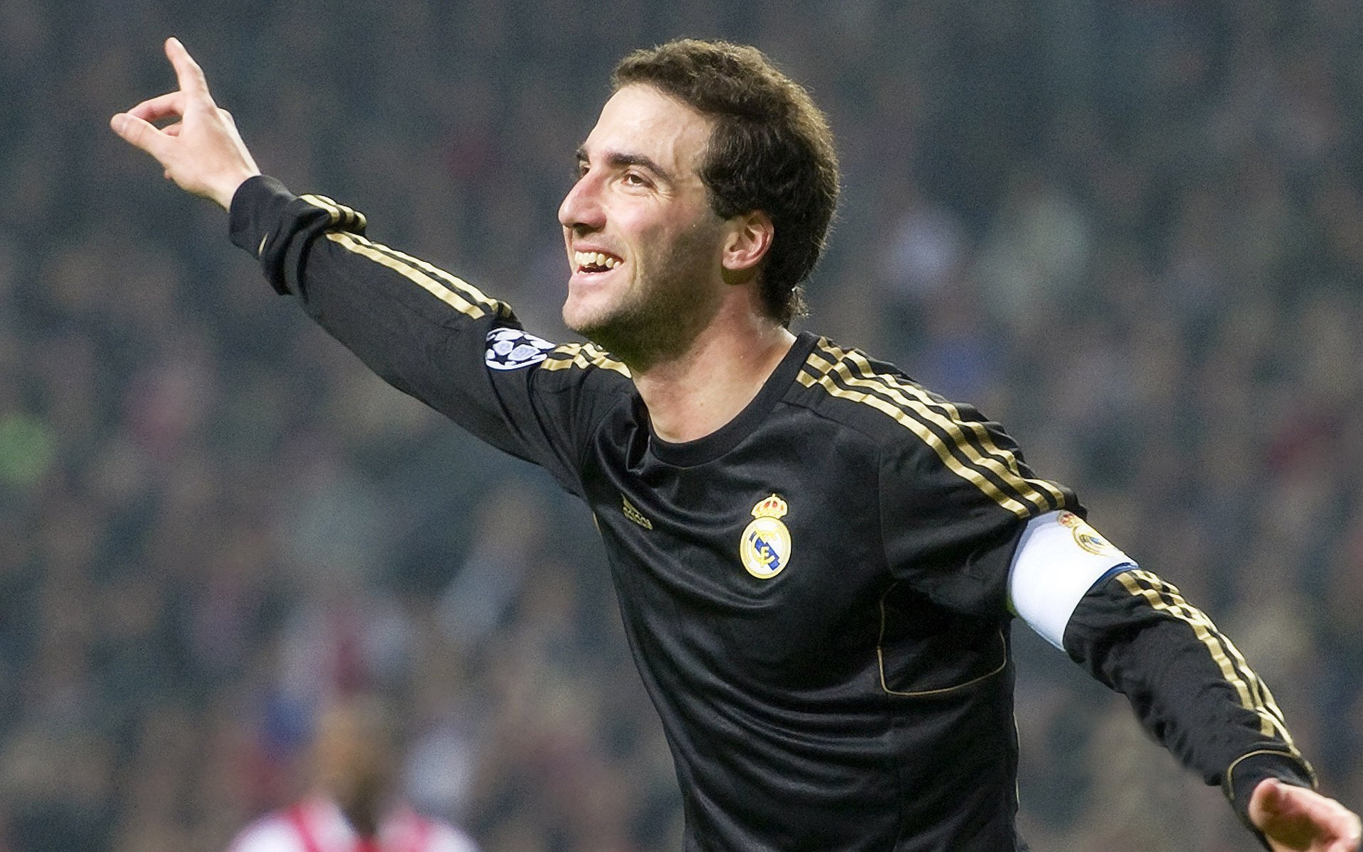 北欧冰锋鏖战东欧铁骑，藏獒张继科跨界高光闪耀绿茵场